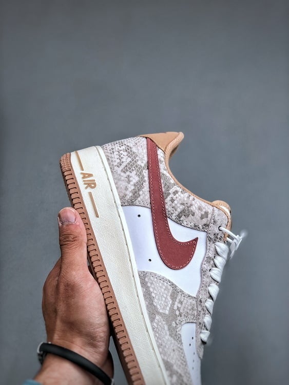 Air Force 1 Low Ano da Cobra Branco e Castanho - Vista 5