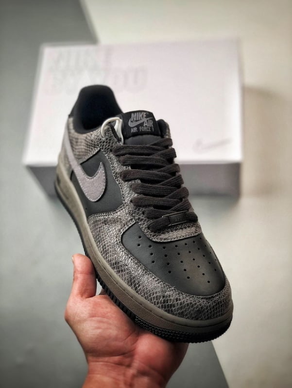Air Force 1 Low Preto e Cinzento com Pele de Cobra