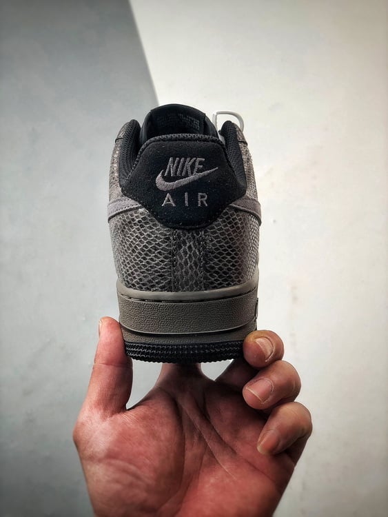 Air Force 1 Low Preto e Cinzento com Pele de Cobra - Vista 3