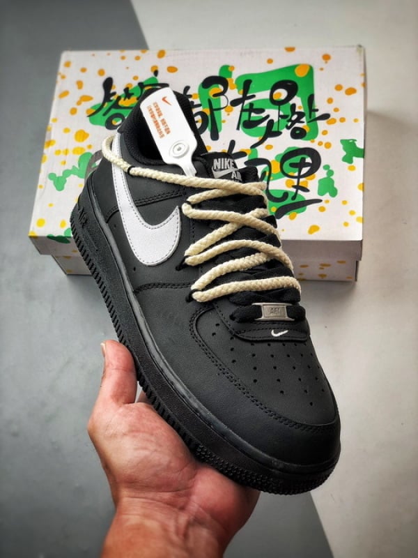 Air Force 1 Low Preto e Branco com Cadarços Grossos - Vista 1