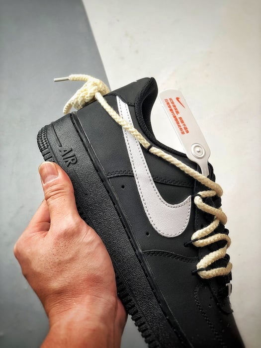 Air Force 1 Low Preto e Branco com Cadarços Grossos - Vista 2