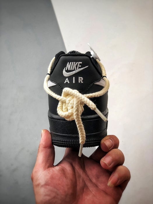 Air Force 1 Low Preto e Branco com Cadarços Grossos - Vista 3
