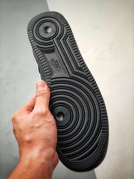 Air Force 1 Low Preto e Branco com Cadarços Grossos - Vista 4