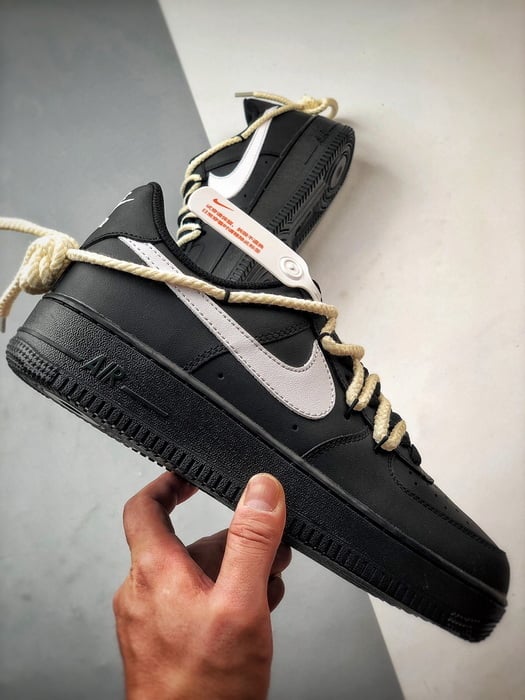 Air Force 1 Low Preto e Branco com Cadarços Grossos - Vista 7