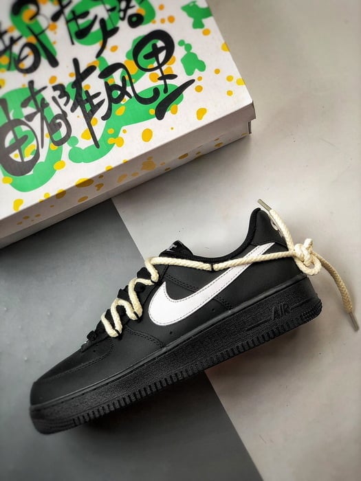 Air Force 1 Low Preto e Branco com Cadarços Grossos - Vista 8