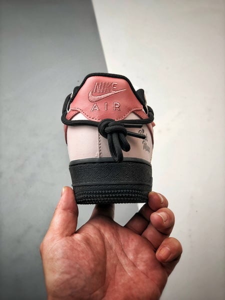 Air Force 1 Low Black Sugar Girl Preto e Rosa com Cordões - Vista 3