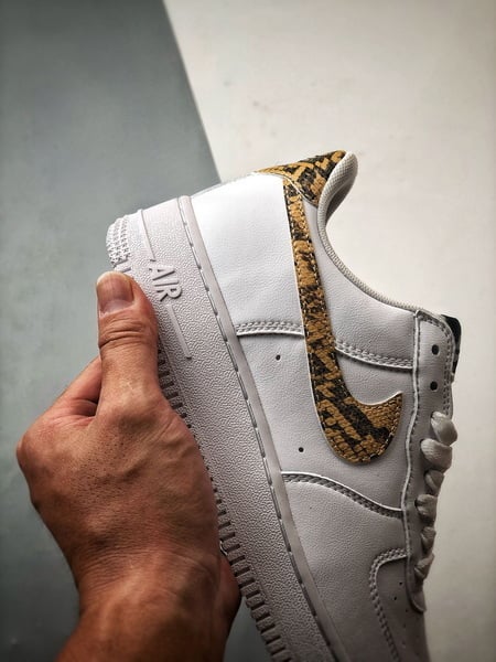 Air Force 1 Low Retro Branco e Amarelo Snake Hook - Vista 2