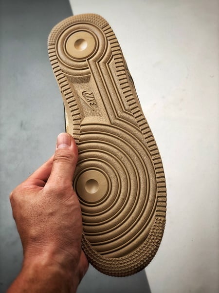 Air Force 1 Low _By You_ Coração Marrom e Preto em Camurça - Vista 4