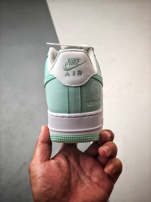 Air Force 1 Low 'By You' Versace Branco e Verde - Vista 3