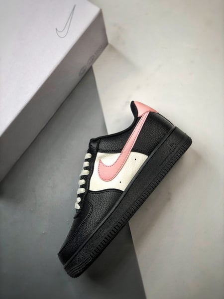 Air Force 1 Low By You Preto, Branco e Rosa - Vista 9
