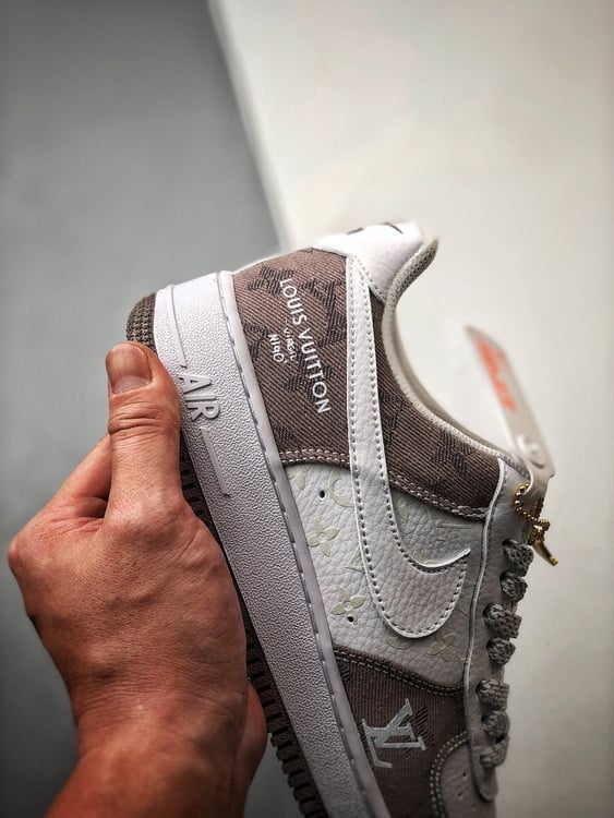 Air Force 1 Low 'By You' LV Branco, Castanho e Denim - Vista 2