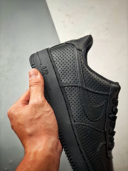 Air Force 1 SP Low Preto Perfurado - Vista 2