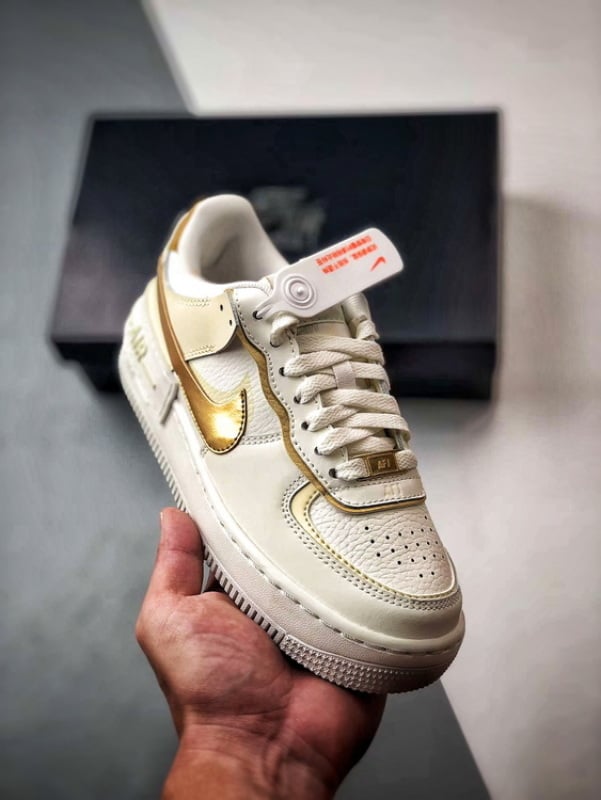 Air Force 1 Shadow Bege Branco e Dourado - Vista 1