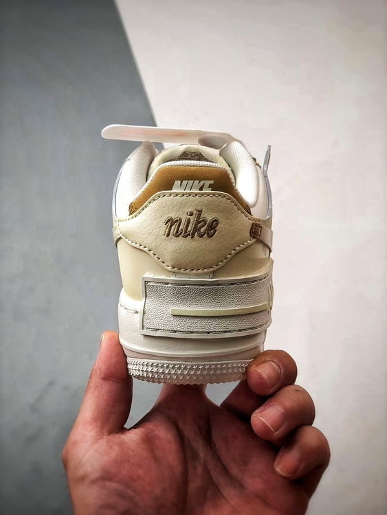 Air Force 1 Shadow Bege Branco e Dourado - Vista 3