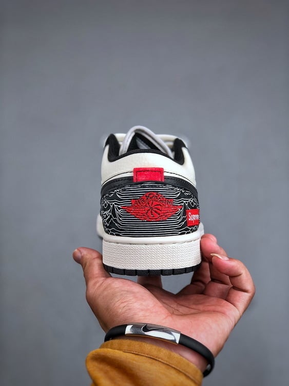 Air Jordan 1 Low x Supreme - Vista 4