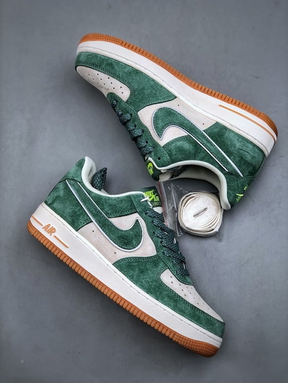 Akira x Nike Air Force 1 Low Suede Stars - Vista 2