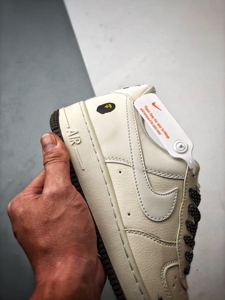 Bape x Air Force 1 Low Marfim e Marrom Refletivo - Vista 2