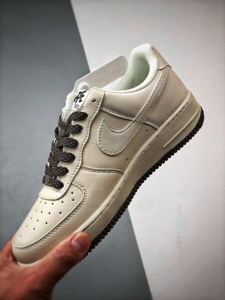 Bape x Air Force 1 Low Marfim e Marrom Refletivo - Vista 5