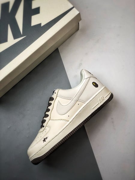 Bape x Air Force 1 Low Marfim e Marrom Refletivo - Vista 8