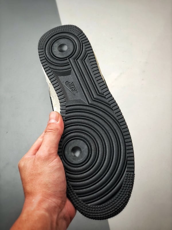 Bape x Air Force 1 Low Creme e Preto Patchwork - Vista 4