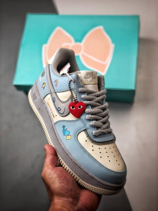 CDG x Air Force 1 '07 Low Cinza e Azul Graffiti - Vista 1