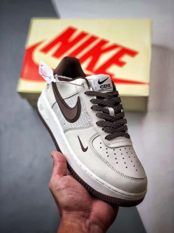 CDG x Air Force 1 Low Impressão Marrom Claro - Vista 1