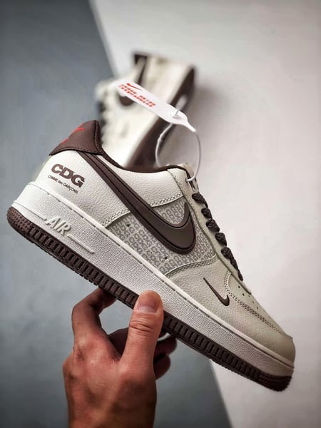 CDG x Air Force 1 Low Impressão Marrom Claro - Vista 7