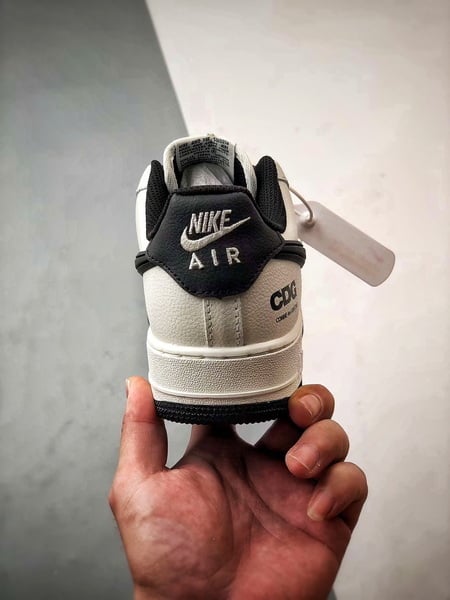 CDG x Air Force 1 Low Impressão Bege e Preto - Vista 3