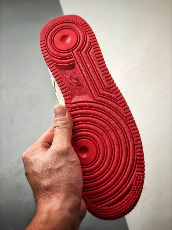 CDG x Nike Air Force 1 Low Bege e Vermelho - Vista 4