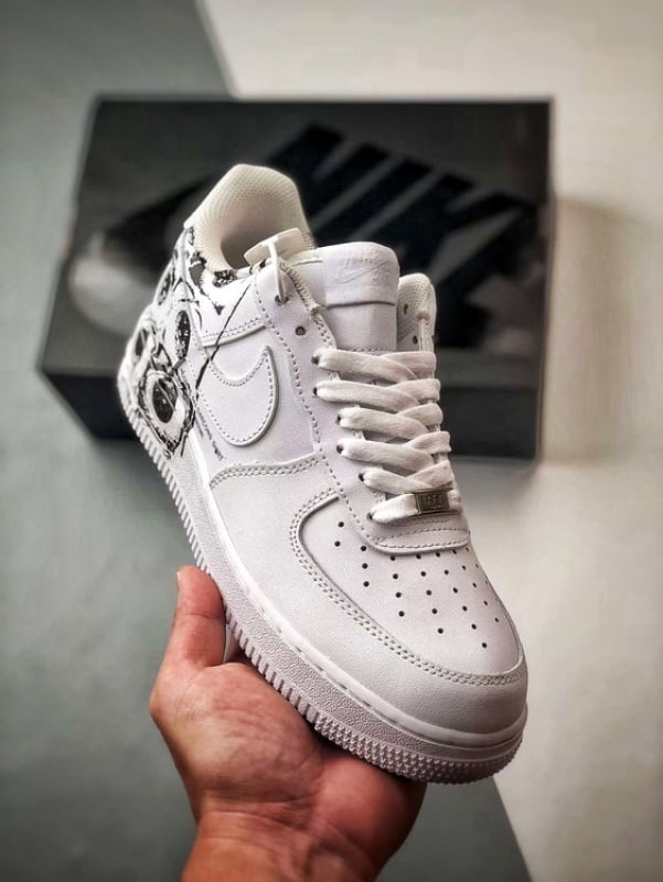 CDG x Sup x Air Force 1 Low Branco e Preto Graffiti - Vista 1