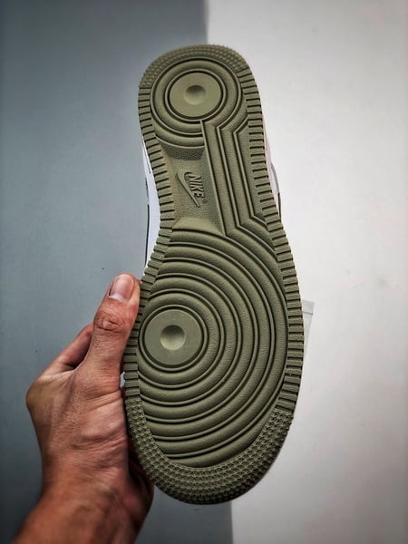 Drake x Air Force 1 Low Branco e Verde Azeitona - Vista 4