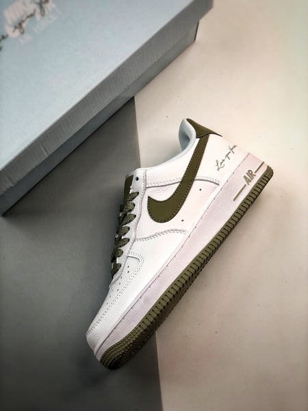 Drake x Air Force 1 Low Branco e Verde Azeitona - Vista 8