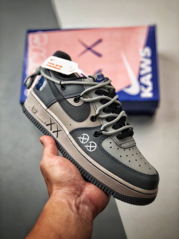 Kaws x Air Force 1 Low Cinza Real com Cordões