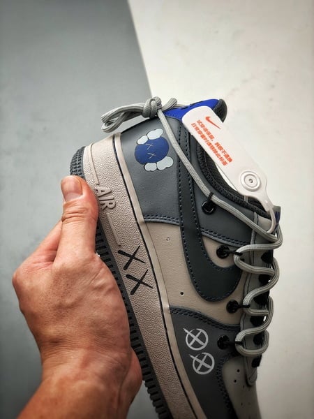 Kaws x Air Force 1 Low Cinza Real com Cordões - Vista 2