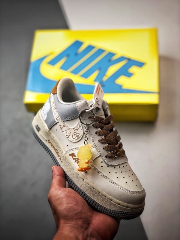 Kaws x Air Force 1 Low Cinza e Castanho