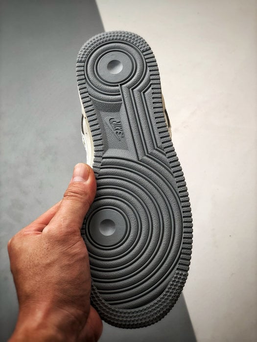 Kaws x Air Force 1 Low Cinza e Castanho - Vista 4