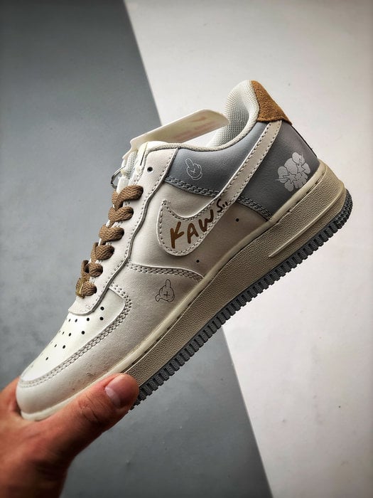 Kaws x Air Force 1 Low Cinza e Castanho - Vista 5