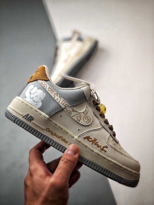 Kaws x Air Force 1 Low Cinza e Castanho - Vista 7
