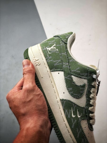 LV x Air Force 1 Low Branco e Verde Estampado - Vista 2
