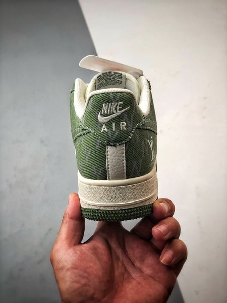 LV x Air Force 1 Low Branco e Verde Estampado - Vista 3