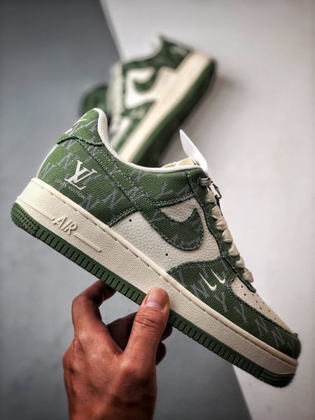 LV x Air Force 1 Low Branco e Verde Estampado - Vista 7