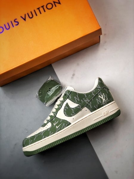 LV x Air Force 1 Low Branco e Verde Estampado - Vista 8