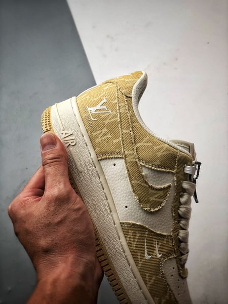 LV x Air Force 1 Low Branco e Amarelo - Vista 2