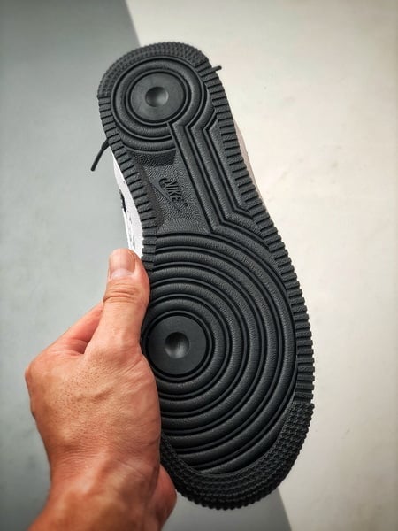 LV x Air Force 1 Low Branco e Preto em Ganga - Vista 4