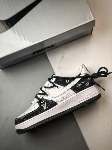 LV x Air Force 1 Low Branco e Preto em Ganga - Vista 8