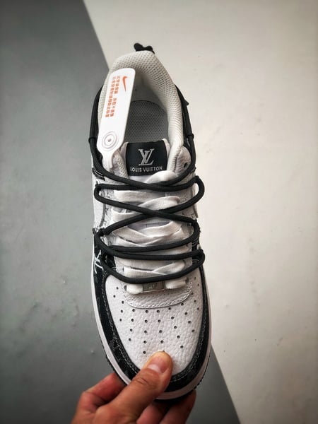 LV x Air Force 1 Low Branco e Preto em Ganga - Vista 9