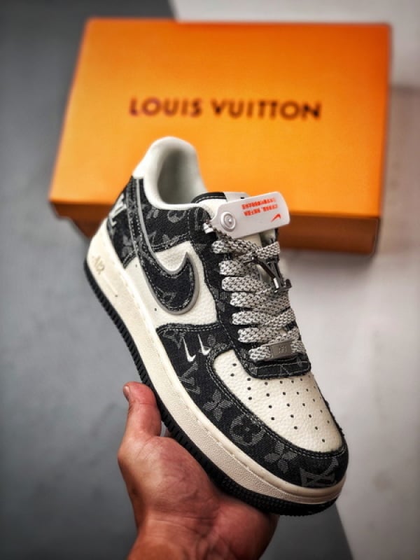 LV x Air Force 1 Low Branco e Preto Denim - Vista 1