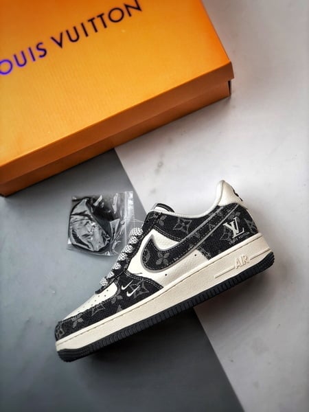 LV x Air Force 1 Low Branco e Preto Denim - Vista 8