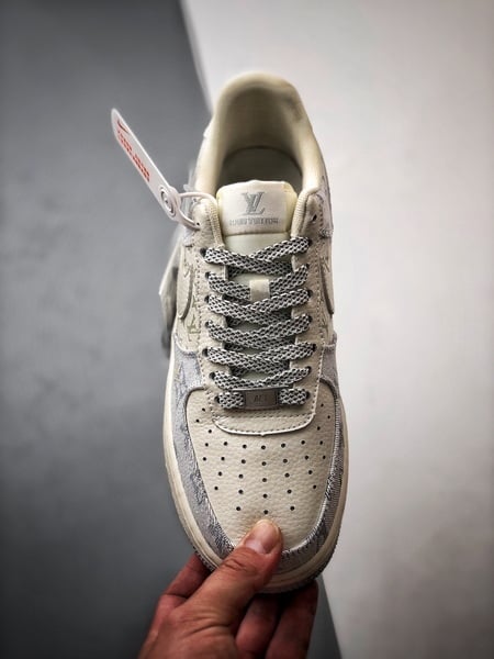 LV x Air Force 1 Low Bege, Cinzento e Jeans - Vista 9