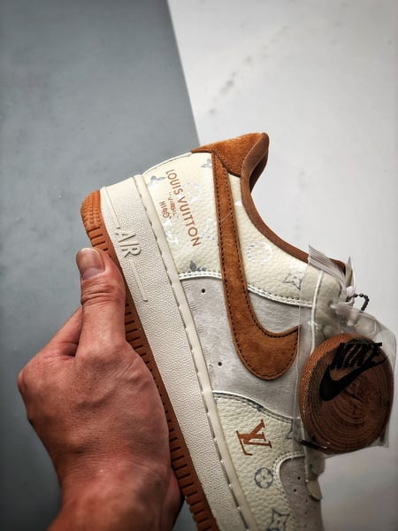 LV x Air Force 1 Low Creme e Castanho - Vista 3